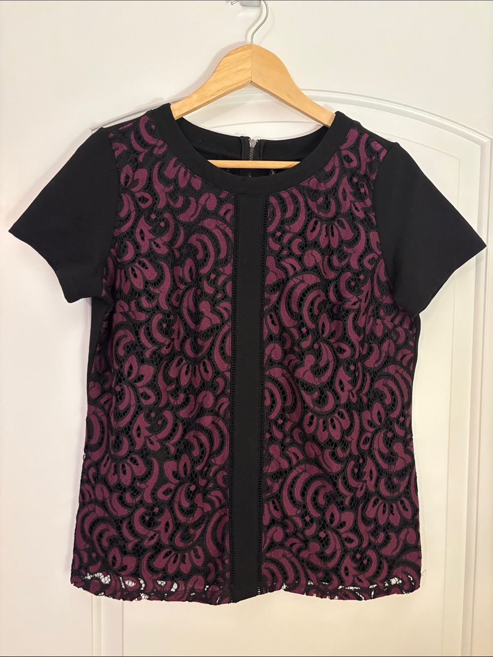 Amanda Green Black Berry Lace Inset Top Women’s M Short Sleeve Back Zip EUC